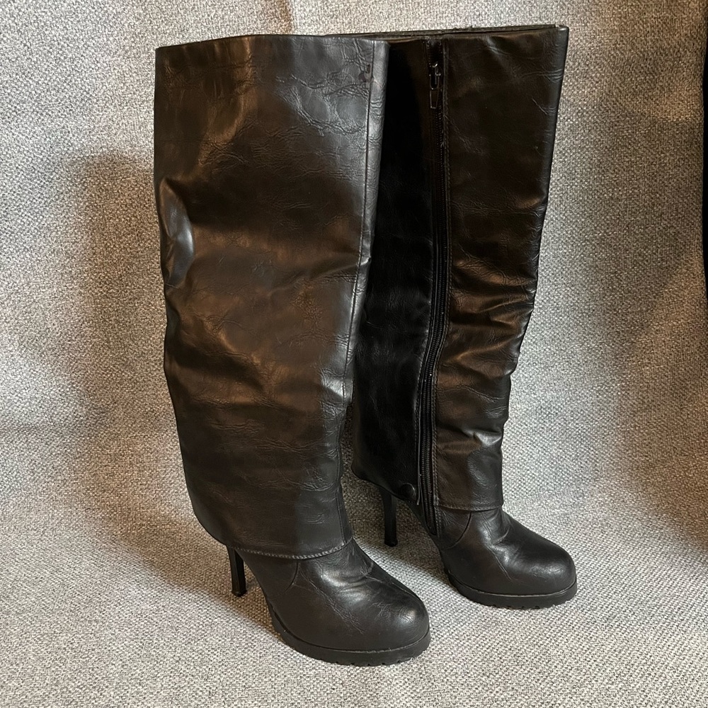 Tall black leather boots, never worn size 6